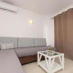 מלון דירות Anius Plintri